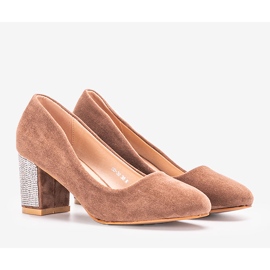 Bruna pumps på Goyals pelare beige 1