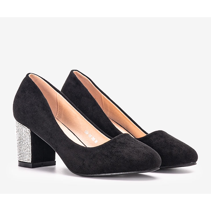 Svarta pumpar på Goyals inlägg 1