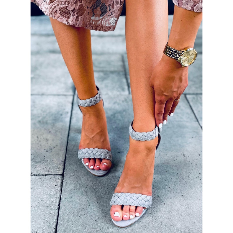 Sandaler på stolpen av Donna Gray grå 1