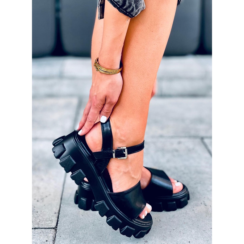 Sandaler på en tjock Saint Black sula svart 2