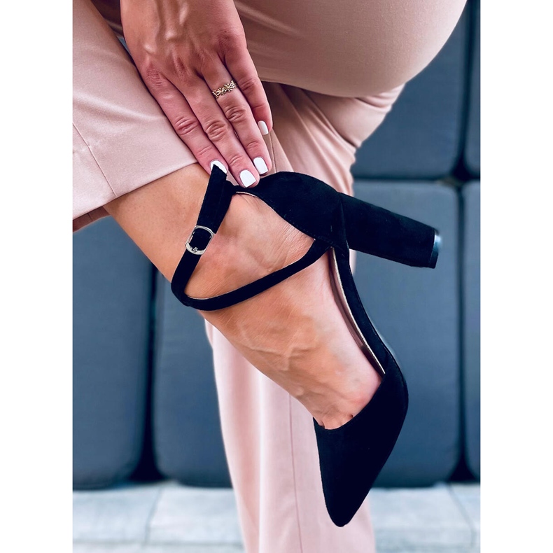 Pumpar på stolpen av Lizzie Black svart 1