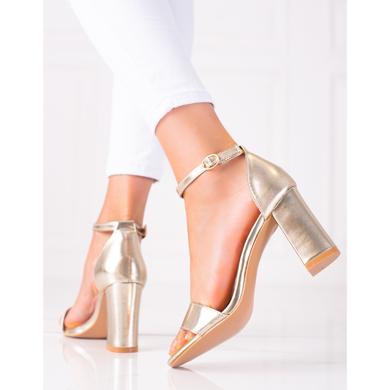 SHELOVET Gyllene sandaler på en bar 2