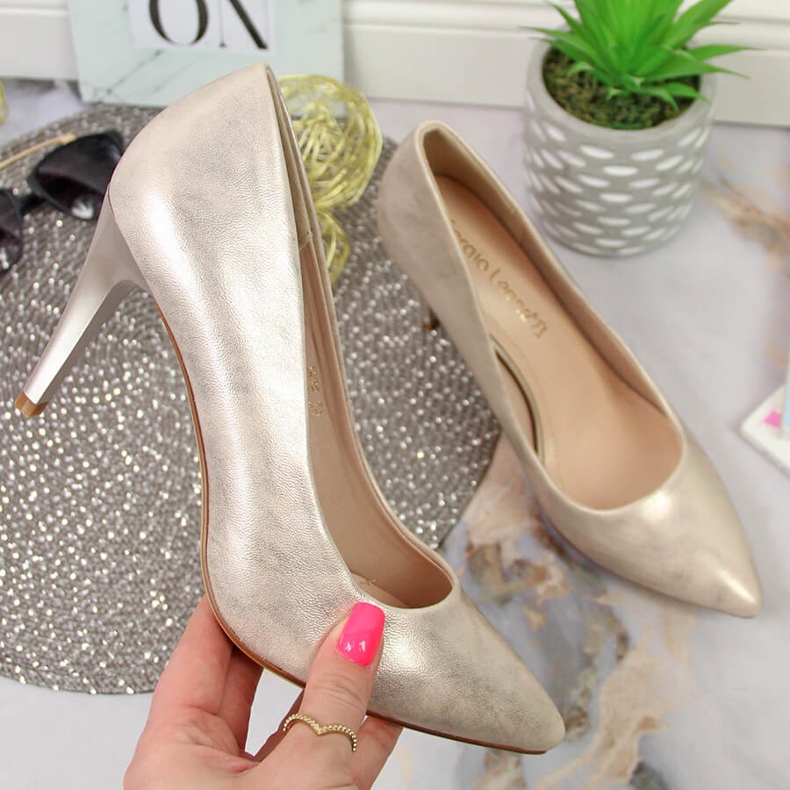 Pumper på en guldstilett från Sergio Leone gyllene 1