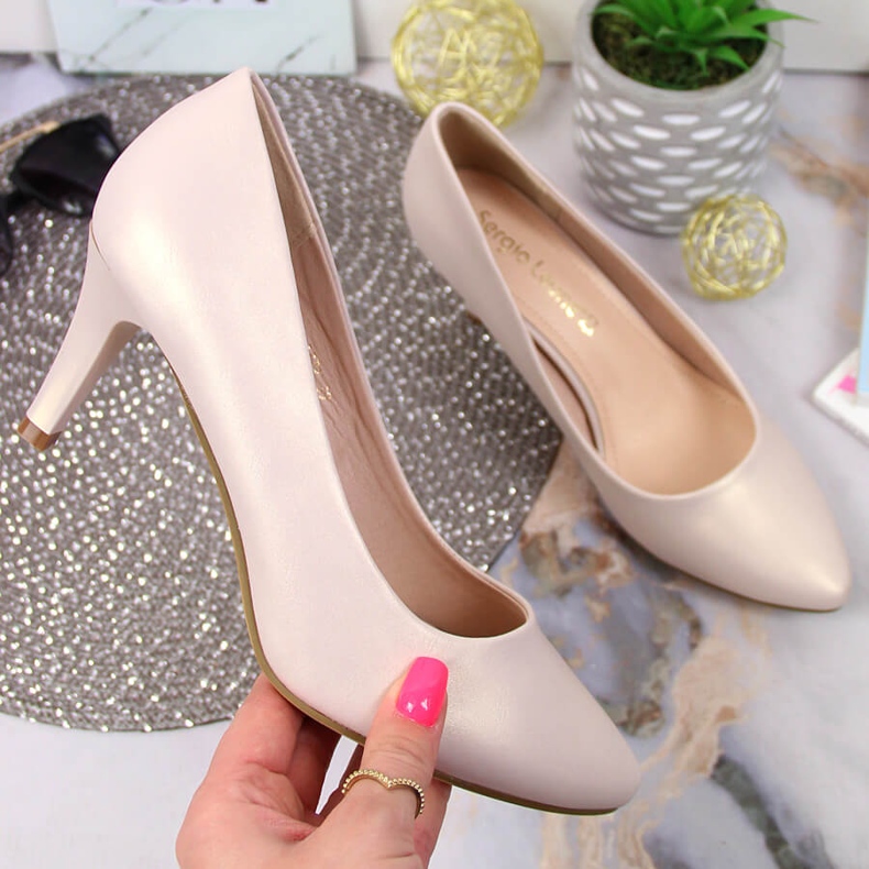 Pumps på en pärlbeige Sergio Leone gyllene 1