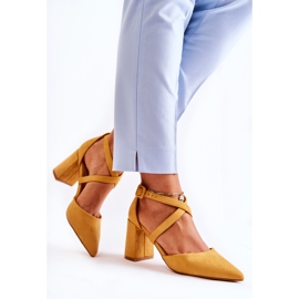 FB1 Fashionabla Sandaler På En Gul Sinari Bar 2