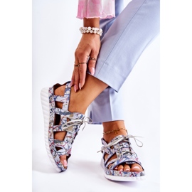 Maciejka Lädersandaler för kvinnor med kardborreband 05375-06 Blå mångfärgad 2