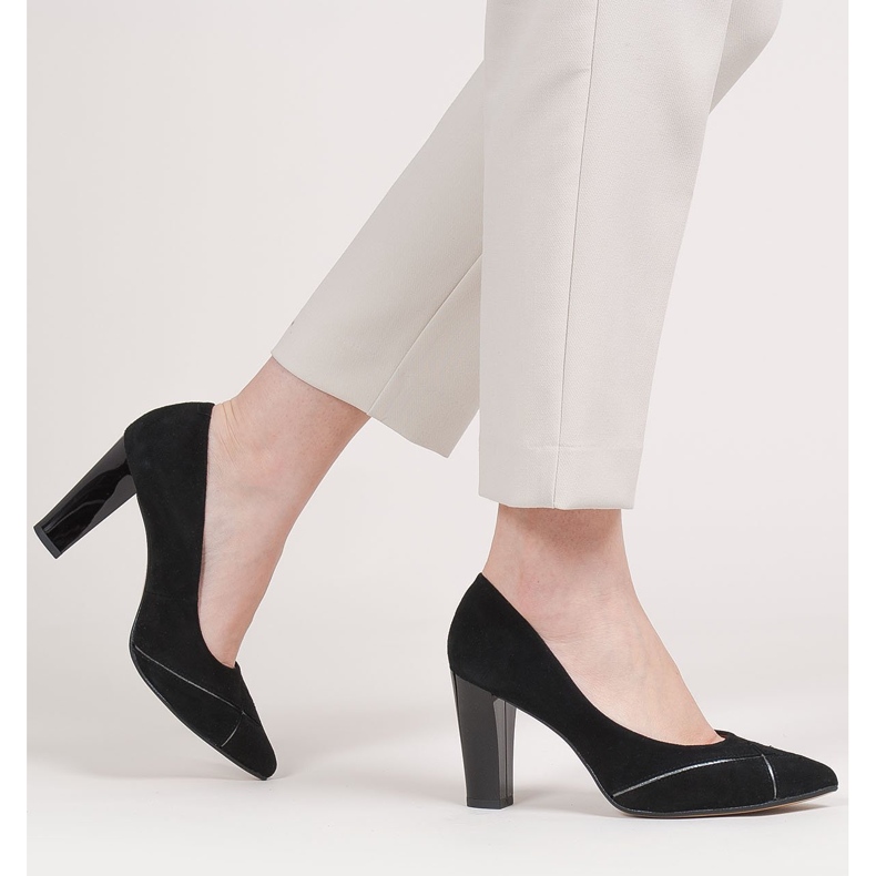 Marco Shoes Svarta mockapumpar med mönster 2