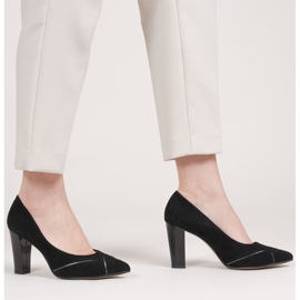 Marco Shoes Svarta mockapumpar med mönster 1