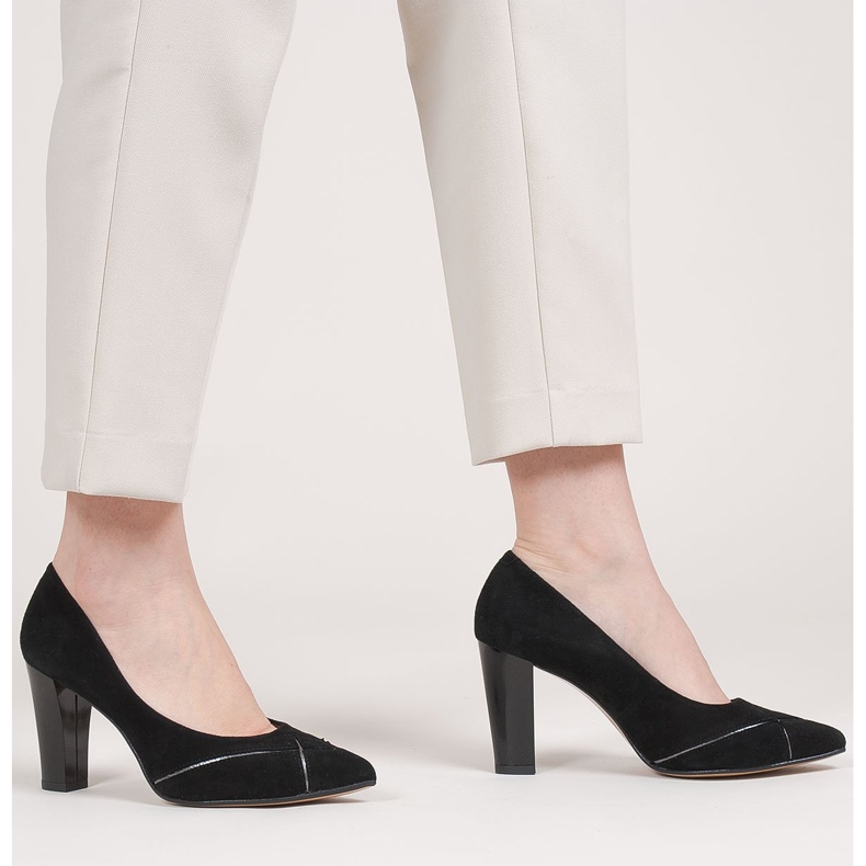 Marco Shoes Svarta mockapumpar med mönster 1