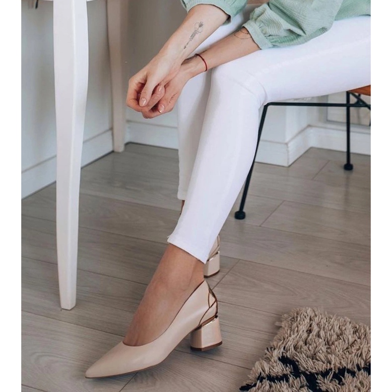 Marco Shoes Pumpar i beige läder med blommönster 1