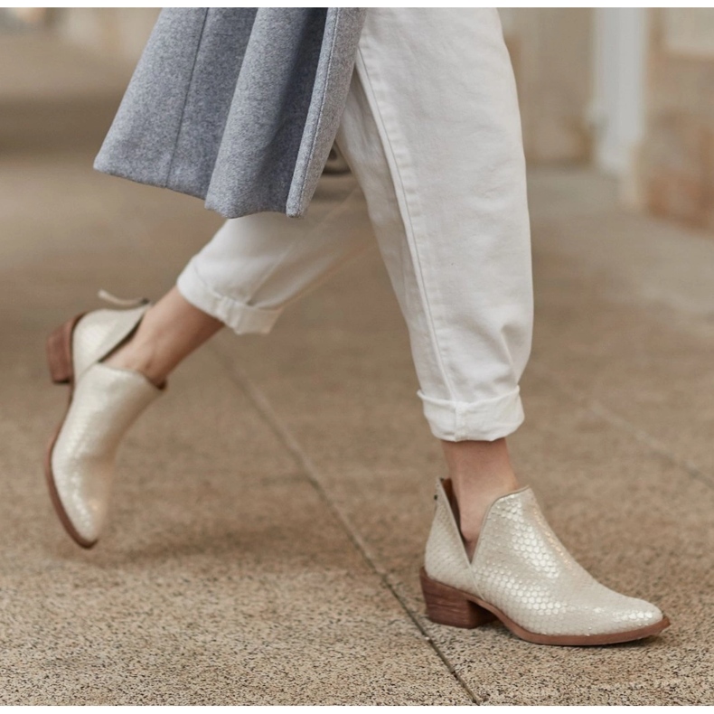 Marco Shoes Naturliga stövletter i mocka med V-snitt gyllene 1