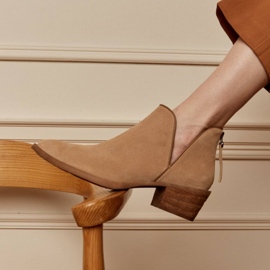 Marco Shoes Beige stövlar av naturmocka med V-snitt 1