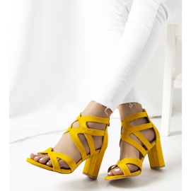 Gula sandaler på en Maddox-stolpe 1