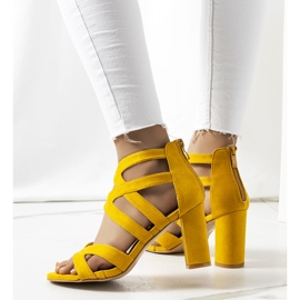 Gula sandaler på en Maddox-stolpe 2