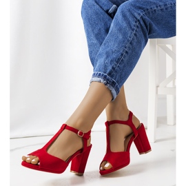 Röda pumps på Harvey-posten 1