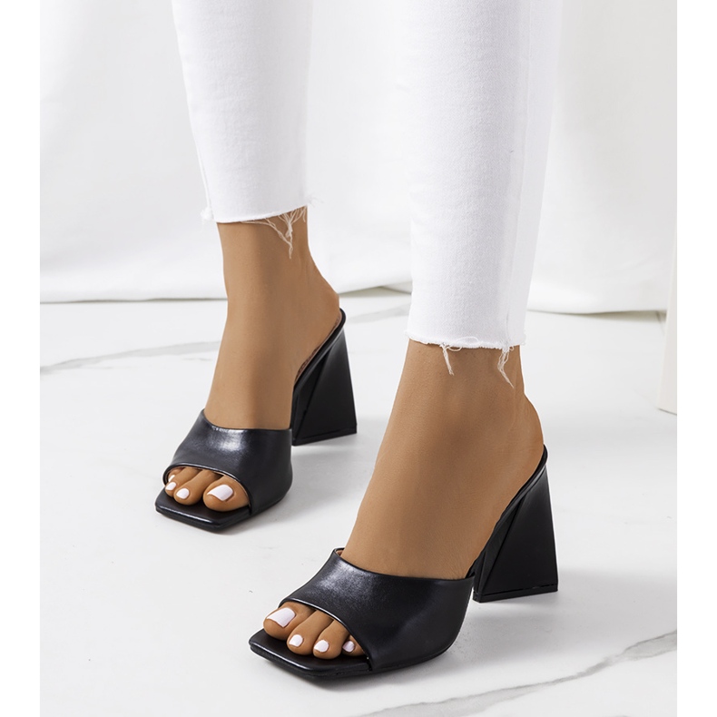 Svarta tofflor på Istila-stolpen 1