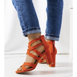 Orange sandaler på en Maddox-stolpe 1