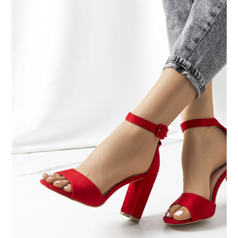 Röda sandaler på Doyle-stolpen 1