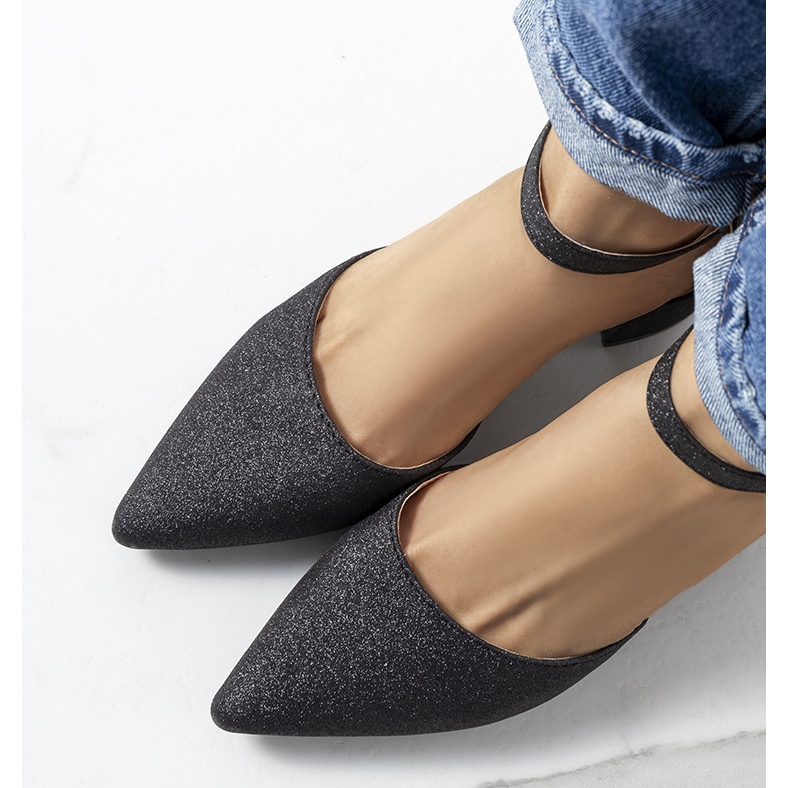 Blanka svarta pumps på Mawahi-stolpen 1