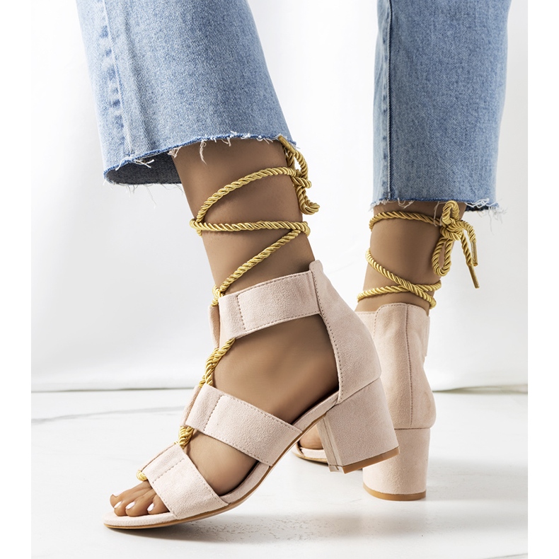 Beige sandaler på Saliba-stolpen 1