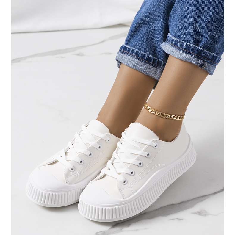 Beige sneakers på Zargan-plattformen 1