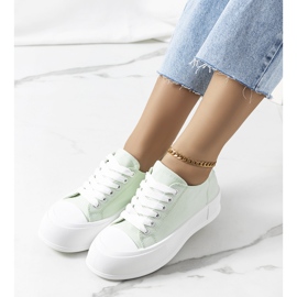 Gröna sneakers på Louisal-plattformen 1