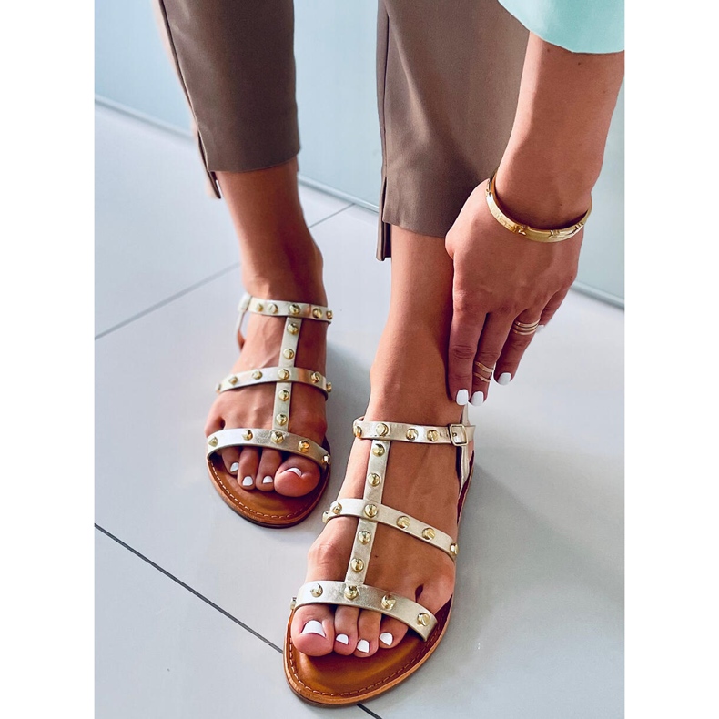Sandaler med Neha Gold nitar gyllene 1