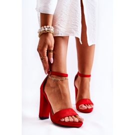 PG1 Klassiska mockasandaler på en röd Aveira-stolpe 1