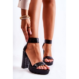 Fashionabla sandaler på en massiv bar Svart Elisen 1