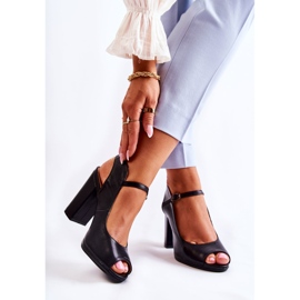 Lädersandaler På En Svart Visali Bar 2