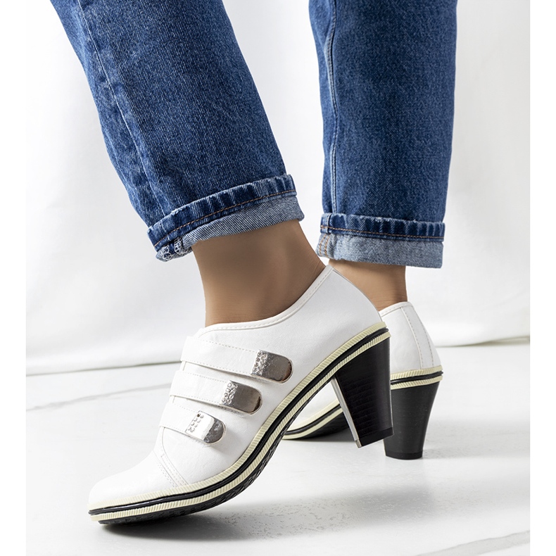 Vita skor på Payla stolpen 1