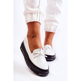 Vinceza Kvinnors Lackade Loafers På Kil Vit Frilly 1