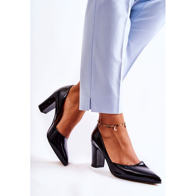 Fashionabla Lackade Pumps På En Bar Svart Känslor 2