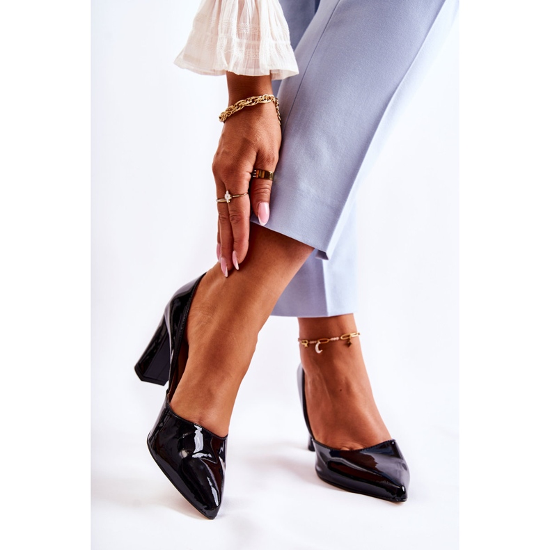 Fashionabla Lackade Pumps På En Bar Svart Känslor 1