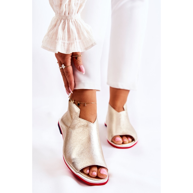 Nicole Lädersandaler På En Gyllene Clorie Slider 1