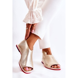 Nicole Lädersandaler På En Gyllene Clorie Slider 2