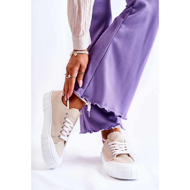 Sneakers för kvinnor Beige kommer på plattformen 1