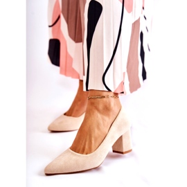 PS1 Klassiska Mocka Pumps På En Bar Beige Lency 1