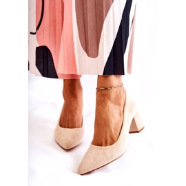 PS1 Klassiska Mocka Pumps På En Bar Beige Lency 4