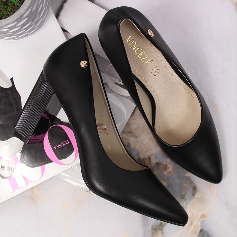 Pumpar på den svarta Vinceza-stolpen 2