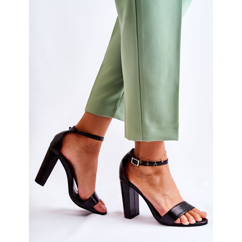 Klassiska Lädersandaler På En Bar Svart Sallen 2