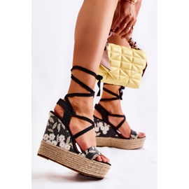 WS1 Moderiktiga bundna svarta sandaler på en kil Recife 1