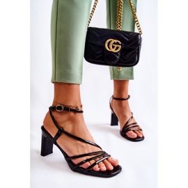 Klassiska Svartlackerade Sandaler På Klack Milani 2