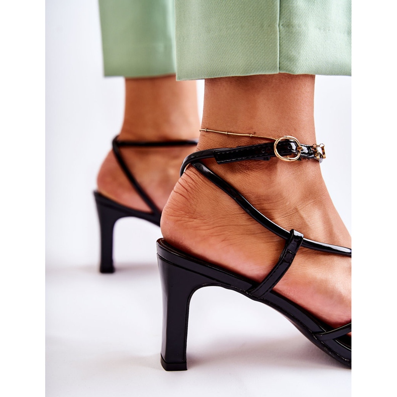 Klassiska Svartlackerade Sandaler På Klack Milani 1