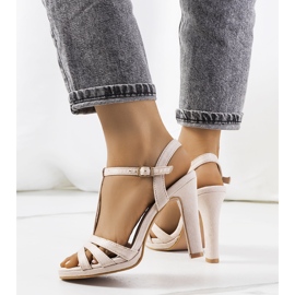 Beige sandaler på en Fossel-stolpe 1