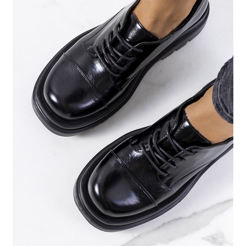 Svarta skor på traktorsula från Henta 1