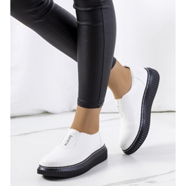 Vita brogues på Siddons plattform 1