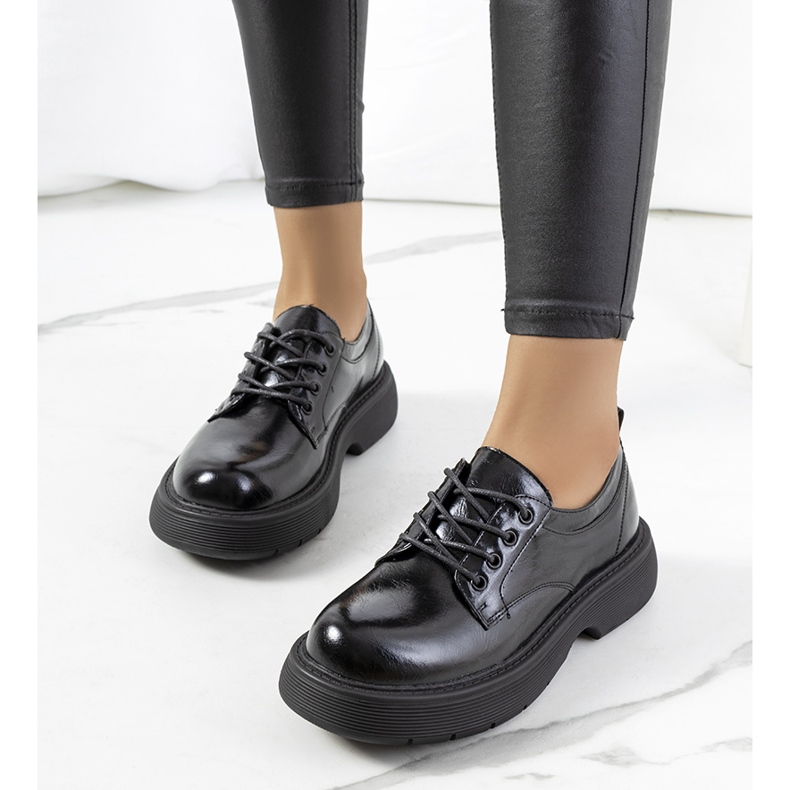 Svarta snörningar på Henris plattform 1