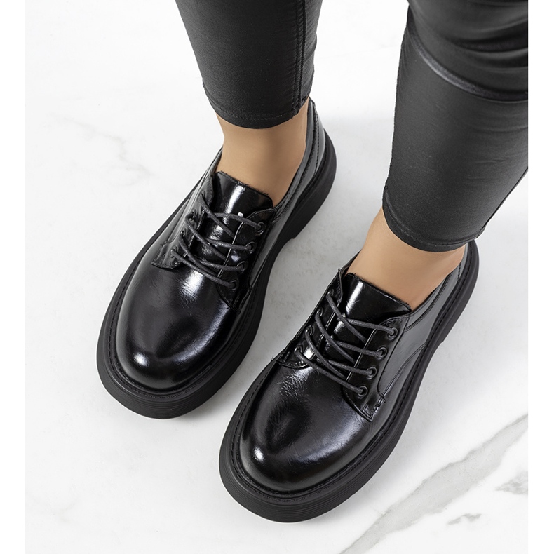 Svarta snörningar på Henris plattform 2