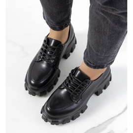 Svarta skor på Massey trapper-sula 1